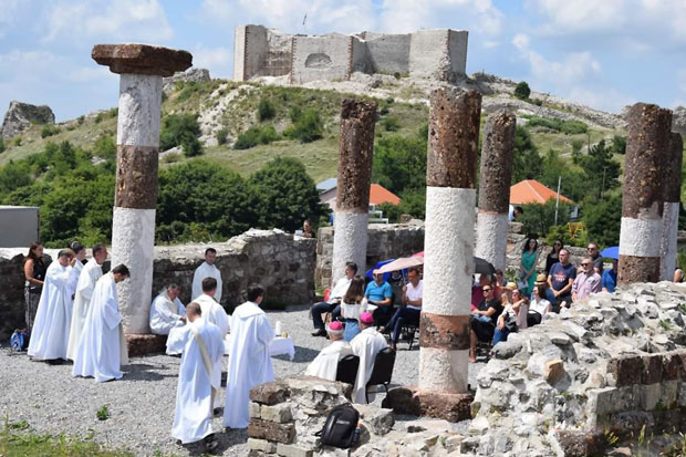 СКАРЕДАН ЧИН АЛБАНАЦА: Држали мису у српској светињи